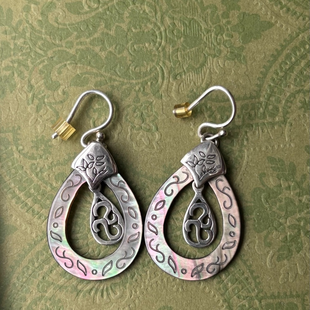 Silpada Sterling Silver Mother of Pearl Teardrop Earrings!